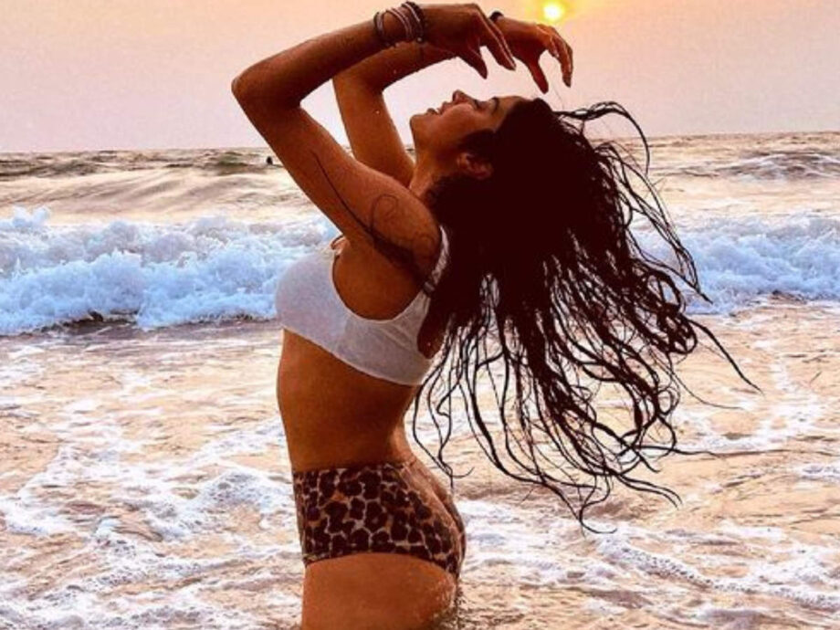 Alert! Janhvi Kapoor Oozes Oomph In A Sultry Mismatched Bikini Like No One Else - 0