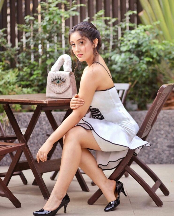 Flaunt your hot legs in Sizzling & Sparkling Outfits like Ashnoor Kaur & Arishfa Khan - 2