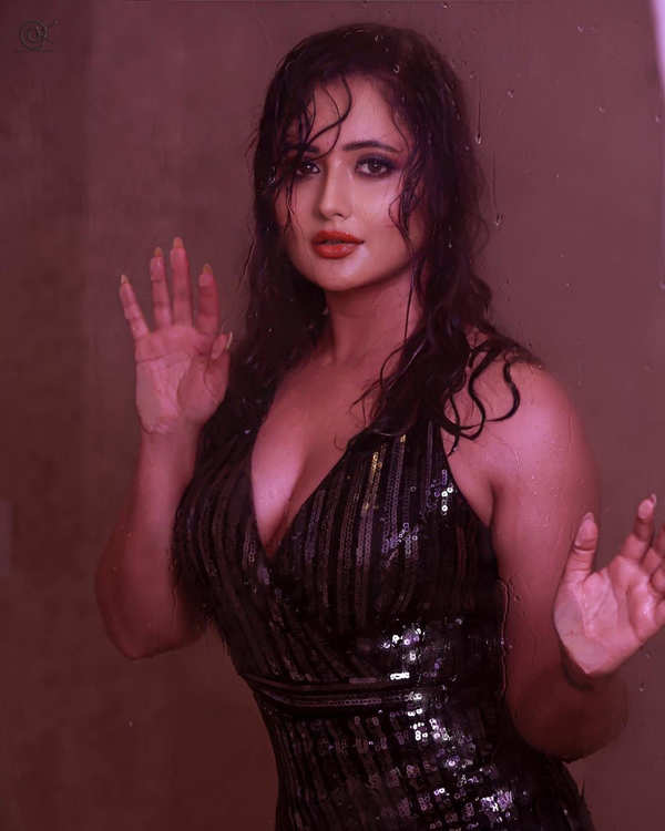 Divalicious! Bigg Boss fame Rashami Desai Looks Breathtakingly Gorgeous In Recent Bathroom Photoshoot - 1