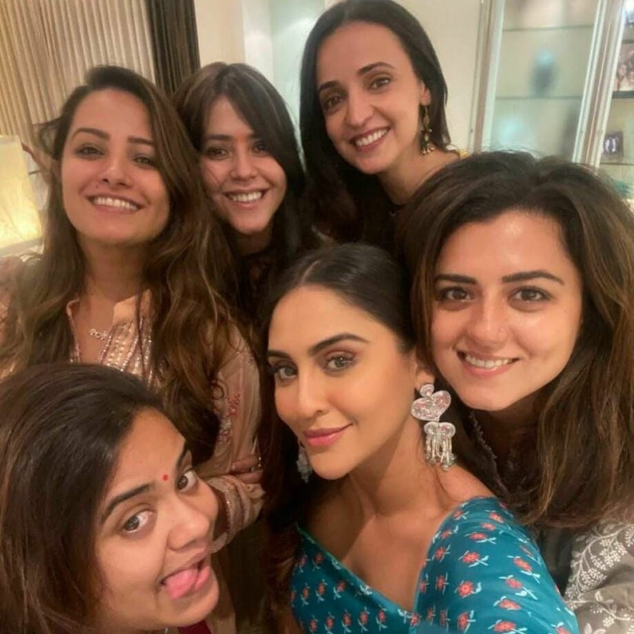 Ekta Kapoor’s star-studded Ganesh Chaturthi celebration: Sanaya Irani, Barun Sobti, Anita Hassanandani, Krystle D’souza, Karan Patel, Pearl V Puri visit for darshan - 4