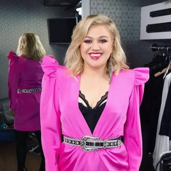 Kelly Clarkson Opens Up On Struggles Faced By Women; How They Should Prioritize Happiness - 1