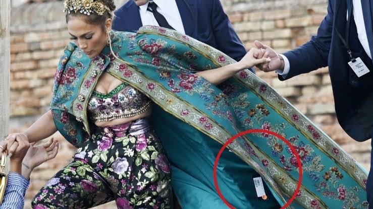 Jennifer Lopez Suffers A Fashion Faux Pas; Price Tag Was Seen Hanging On Her Floral Cape - 2