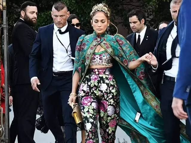 Jennifer Lopez Suffers A Fashion Faux Pas; Price Tag Was Seen Hanging On Her Floral Cape - 4