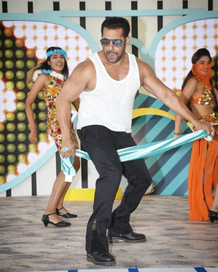 Jumme Ki Raat, Dhinka Chika, Just Chill Chill, And More: 5 Iconic Hook Steps Of Salman Khan That Only He Could Have Pulled Off - 0