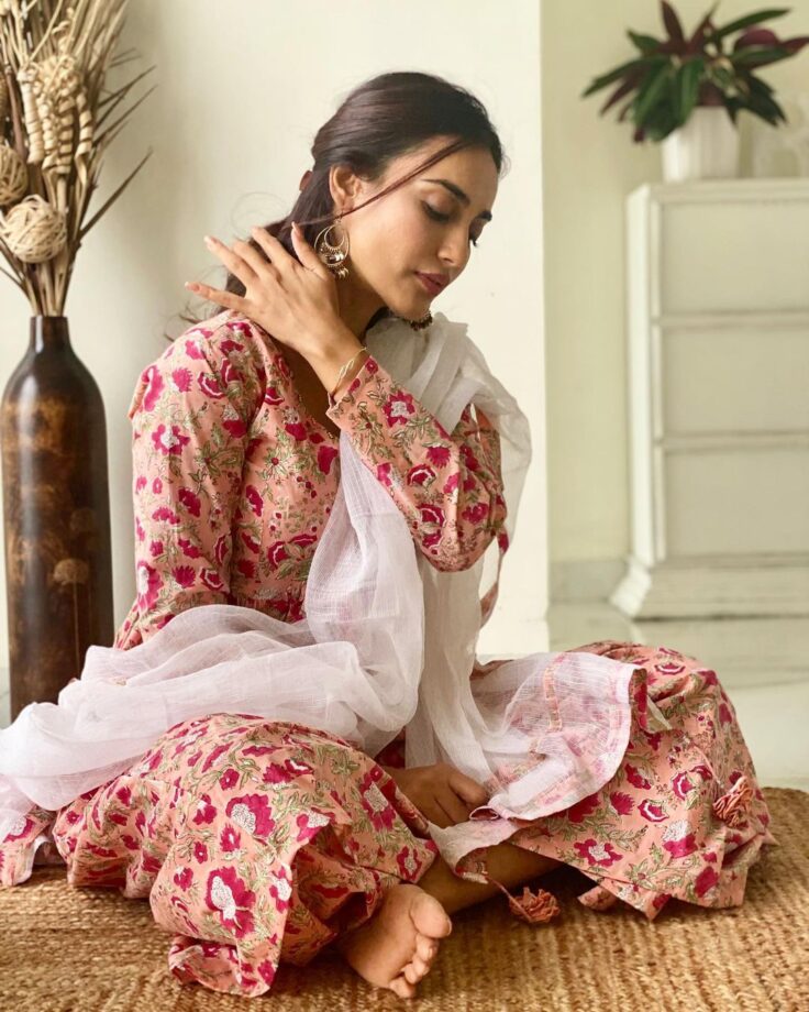 Throwing In Back When Surbhi Jyoti Looked Splendid In Her Kurta Pajama Set, See Here - 6