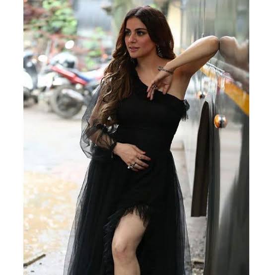 Photos: Shraddha Arya Will Undoubtedly Mesmerize You In Black One- Shoulder Gown - 3