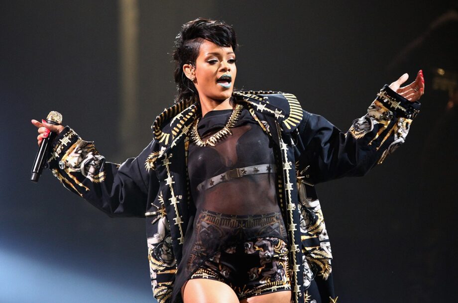 Rihanna’s Leather Tube Top Is Perfect For Friends Night And We Have To Bookmark It - 2