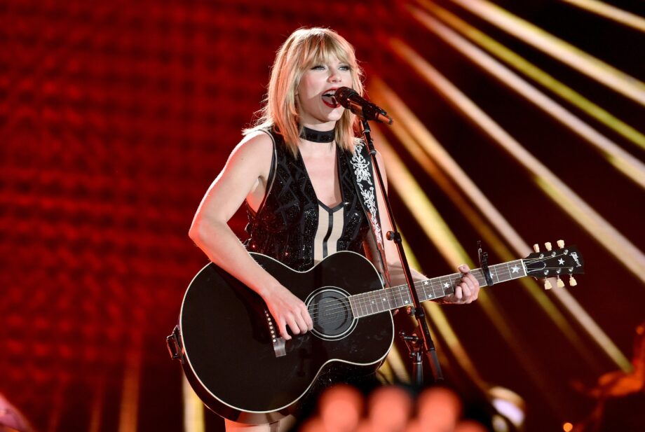 Taylor Swift’s Heart-Melting On-Stage Moments Are Quite A Treat For Fan’s Eyes - 3