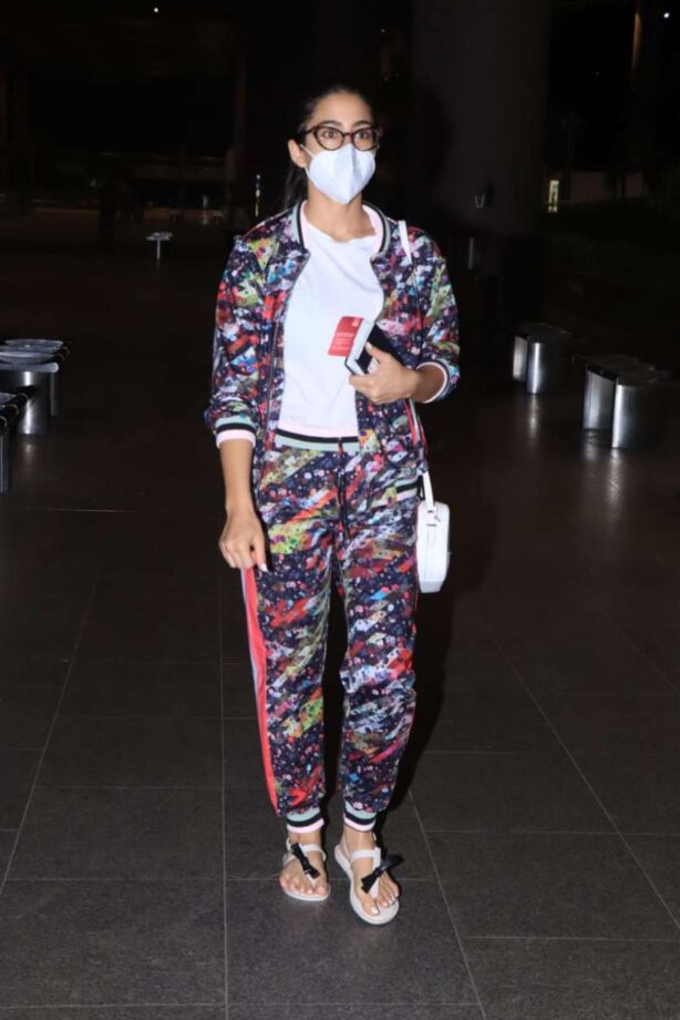 Swagger On Airport: Sara Ali Khan’s Airport Looks Are Dashing & Groovy, Here’s A Proof - 4