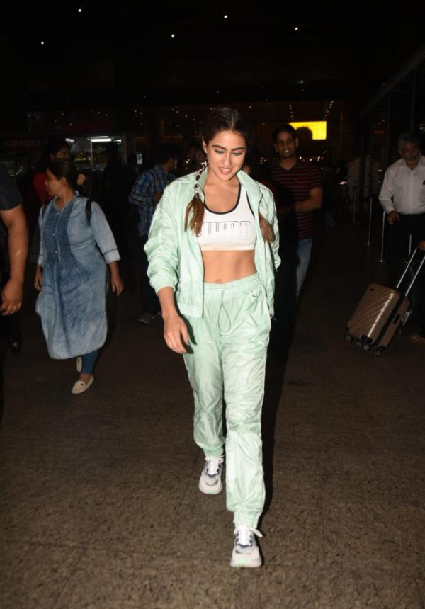 Swagger On Airport: Sara Ali Khan’s Airport Looks Are Dashing & Groovy, Here’s A Proof - 5