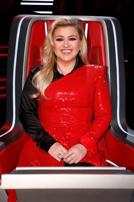 Ditch Black & Add Some Beautiful Colours To Rock Your Outfits: Let Kelly Clarkson’s Lookbook Serve You Inspiration - 4