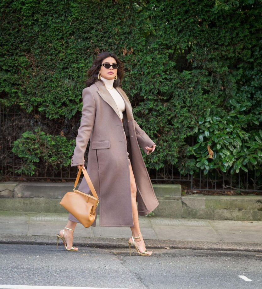 The True Blue Diva: Priyanka Chopra’s Instagram feed will surely brighten up your gloomy day! See pics - 0