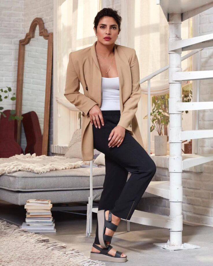 The True Blue Diva: Priyanka Chopra’s Instagram feed will surely brighten up your gloomy day! See pics - 3