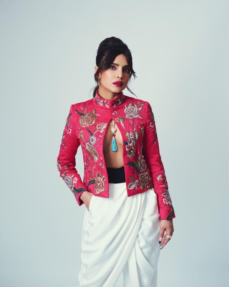 The True Blue Diva: Priyanka Chopra’s Instagram feed will surely brighten up your gloomy day! See pics - 4