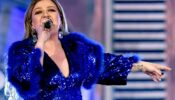 Throwback To The ACM Awards Where Kelly Clarkson’s Blue-Ish Outfit Takes Fans Crushing Over Even More