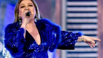 Throwback To The ACM Awards Where Kelly Clarkson’s Blue-Ish Outfit Takes Fans Crushing Over Even More