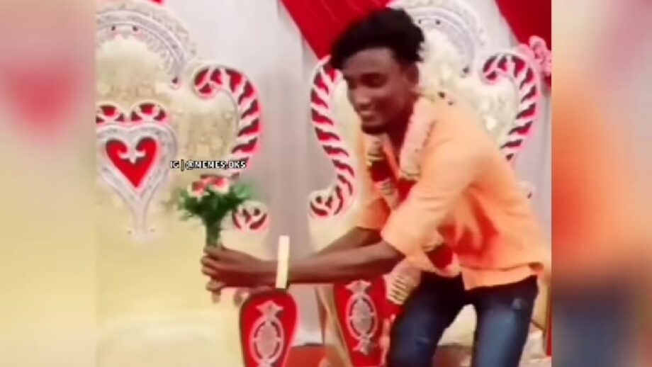 Wait What! A Man Gets Married To Himself On The Stage And Wears A Varmala; Watch The Hilarious Video Here 468784