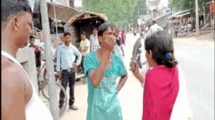 Check Out: A Girl Taught A Lesson To The Miscreants, Thrashed Them With Slippers!