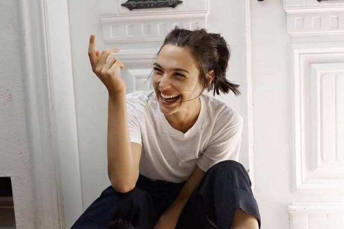 What! Wonder Woman Actress Gal Gadot Reveals Chopping Her Fingertip During A Drinking Session - 1