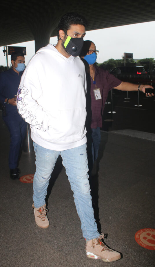 Woah! Abhishek Bachchan wore sneakers that have pockets; can fit coins - 1