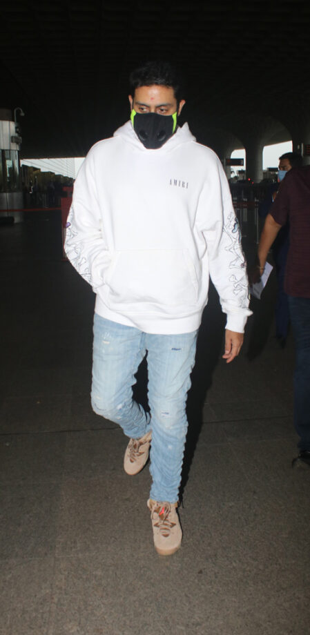 Woah! Abhishek Bachchan wore sneakers that have pockets; can fit coins - 2