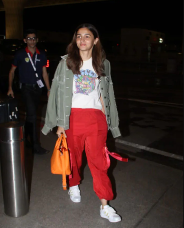 Would You Style Baggy Pants With A Shirt Like Kiara Advani Or A T-Shirt Like Alia Bhatt? - 2