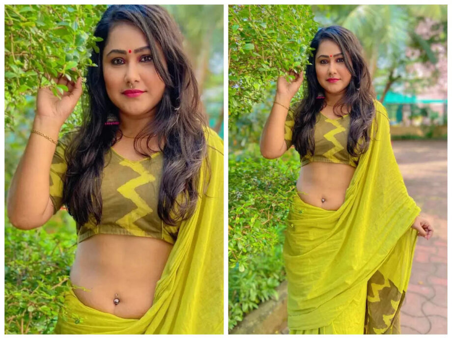 Bhojpuri Diva Priyanka Pandit Navel Piercing Looks Makes Fans Go Wild: See Pics - 1