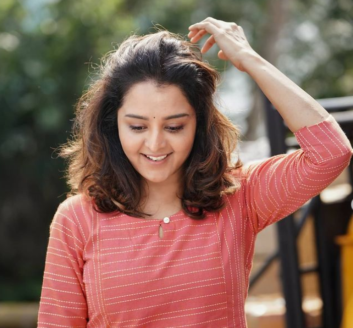 Looking Like A Teen At The Age Of 42! Malayalam Actress ‘Manju Warrier’ Breaking The Internet With These Beautiful Pics, See Here - 1