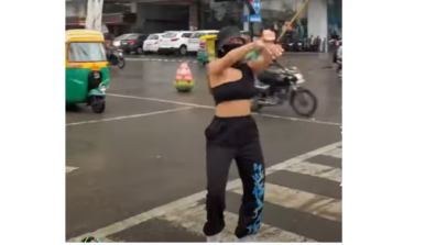 A Viral Video Of A Crazy Lady Dancing At A Traffic Signal After The Lights Turned Red, Watch To Know What Happened Next