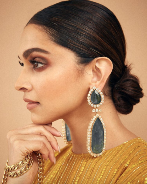 Which Statement Accessory Of Deepika Padukone Is Your Choice To Steal The Glam Look Perfectly: Choker Neckpiece Or Shoulder Dazzling Earrings? - 3