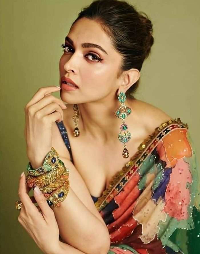 Which Statement Accessory Of Deepika Padukone Is Your Choice To Steal The Glam Look Perfectly: Choker Neckpiece Or Shoulder Dazzling Earrings? - 4