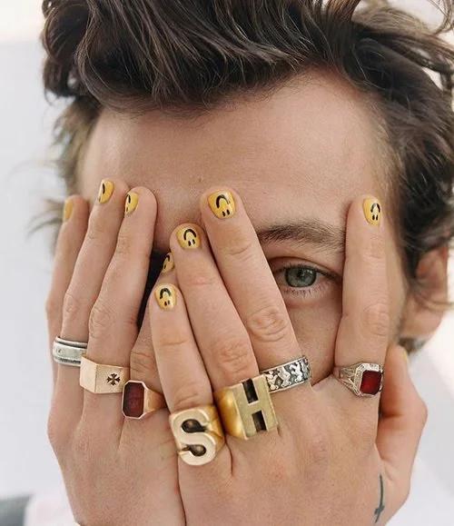 Brad Pitt, Chris Hemsworth, Johnny Depp, and more: Hollywood actors who sported the colored nails in public effortlessly - 3