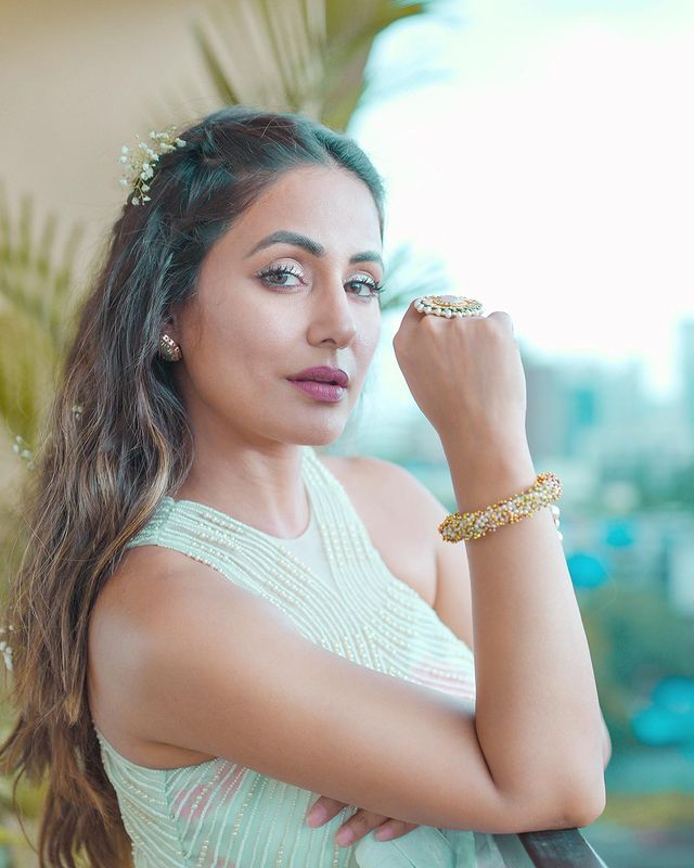 Beat The Heat With White! Take Inspiration From Gorgeous Hina Khan - 3