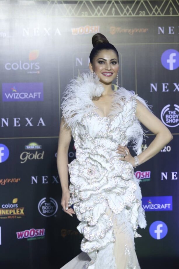 Jacqueline Fernandez Vs Urvashi Rautela: Which damsel has your attention in White? - 5