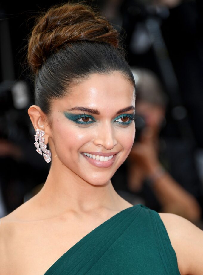 Kriti Sanon Vs Deepika Padukone: Whose Green Eye Make-Up Do You Like Better? Vote Here - 3