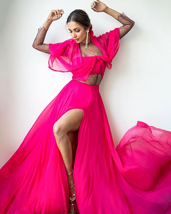 Malaika Arora vs Kriti Sanon: Which diva has a head turning avatar in Pinktastic Outfits? - 3