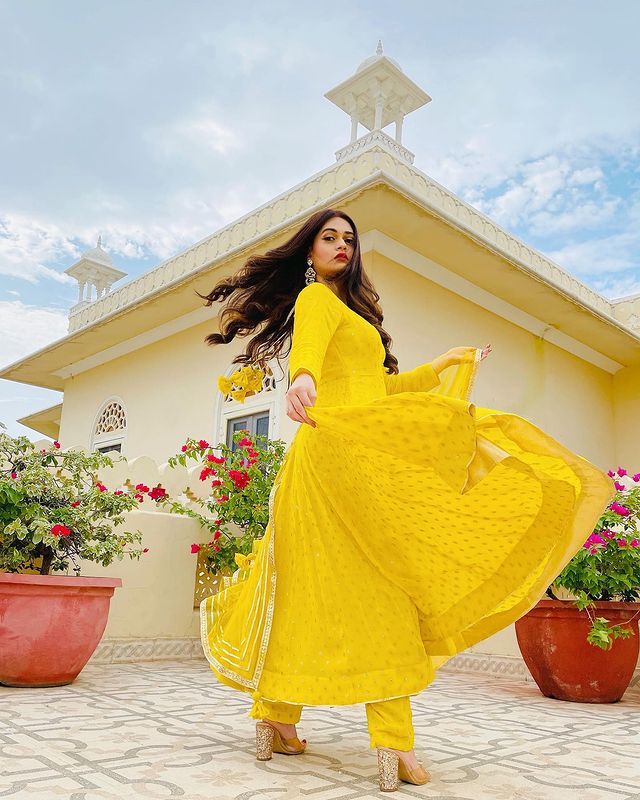 Navrati Special: Karishma Tanna and Vaishnavi Rao’s unseen stylish moments in yellow dress will make you go wow - 5