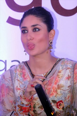 Oops! Take A Look At These 10 Embarrassing Moments Of Kareena Kapoor That Bebo Will Never Want Us To See - 4