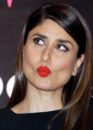 Oops! Take A Look At These 10 Embarrassing Moments Of Kareena Kapoor That Bebo Will Never Want Us To See - 6