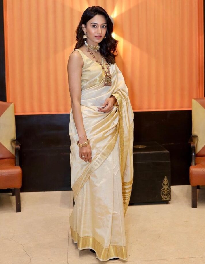 Plain & Classy! Erica Fernandes’s Looks From Plain Saree Looks Are Uber Cool, Take Cues - 3