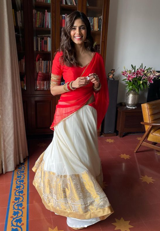 Red Twist: Malavika Mohanan’s Onam Outfit Is All About Elegance & Beauty! - 2