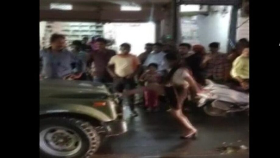 Ridiculous! A Woman Allegedly Vandalising An Army Vehicle & Creating Ruckus In Gwalior Went Viral On The Internet, Watch Viral Video Here 479137