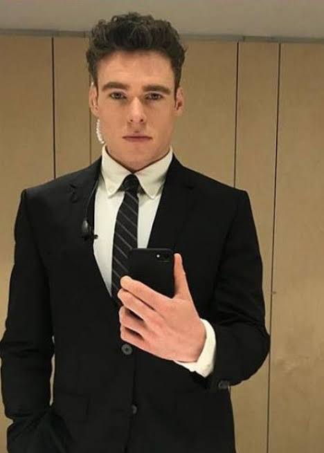 Selfie Game On Point! Richard Madden’s Instagram Is Full Of Dearth Selfies And Here’s A Proof - 2