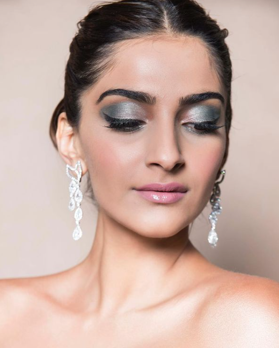 Shimmery Eye Makeup Looks Of Sonam Kapoor To Try This Season, Take Inspiration - 1