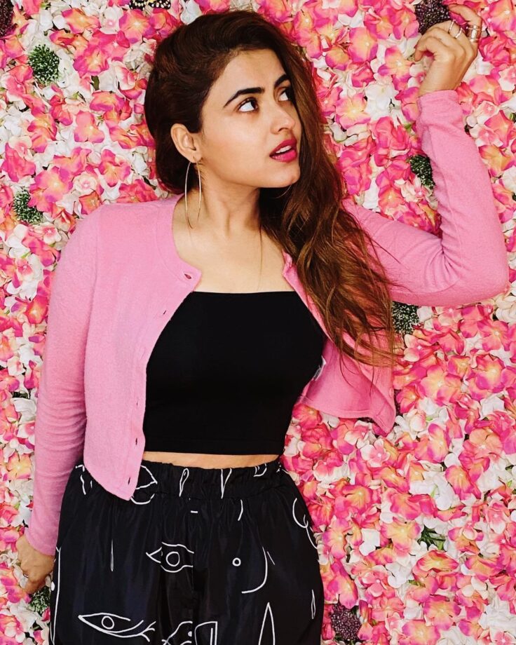 Simi Chahal’s fashion lessons in bright hues are noteworthy - 4