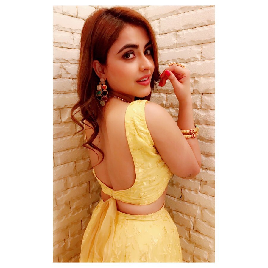 Simi Chahal’s fashion lessons in bright hues are noteworthy - 5