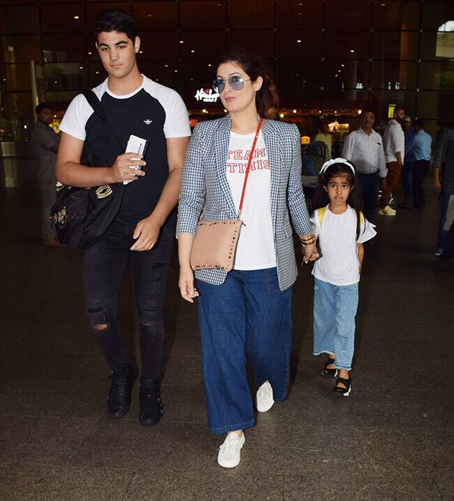 Spotted Alert! The Dashing Man Akshay Kumar Was Spotted With His Family At Airport, View Pics - 1