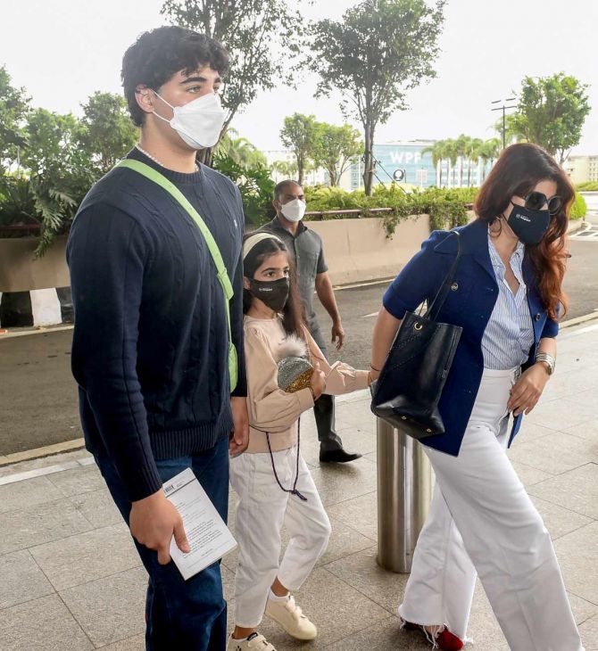 Spotted Alert! The Dashing Man Akshay Kumar Was Spotted With His Family At Airport, View Pics - 4