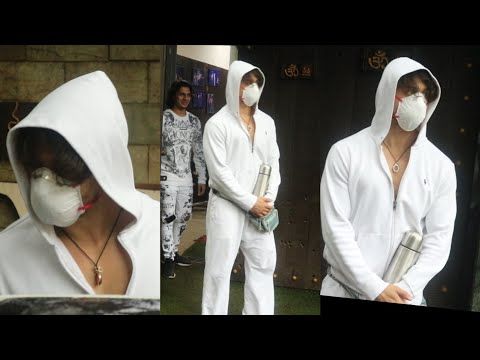 Tiger Shroff vs Varun Dhawan: Who has the best tracksuit collection? - 1