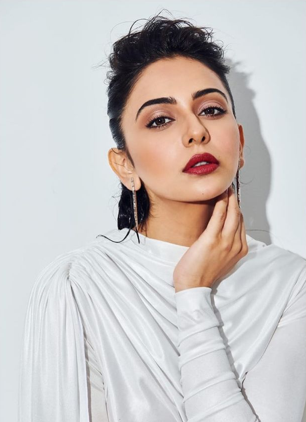 Walking Into Friday With These Classy Makeup Looks Of Rakul Preet Singh To Cope, Take Cues - 2